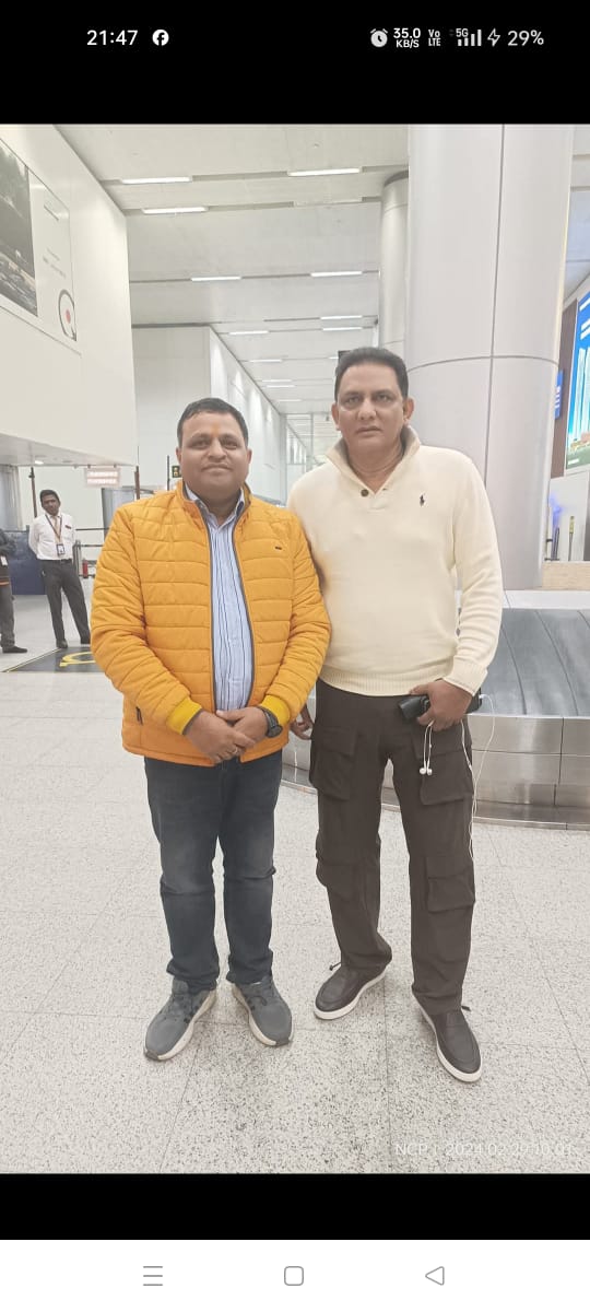 a small street between building