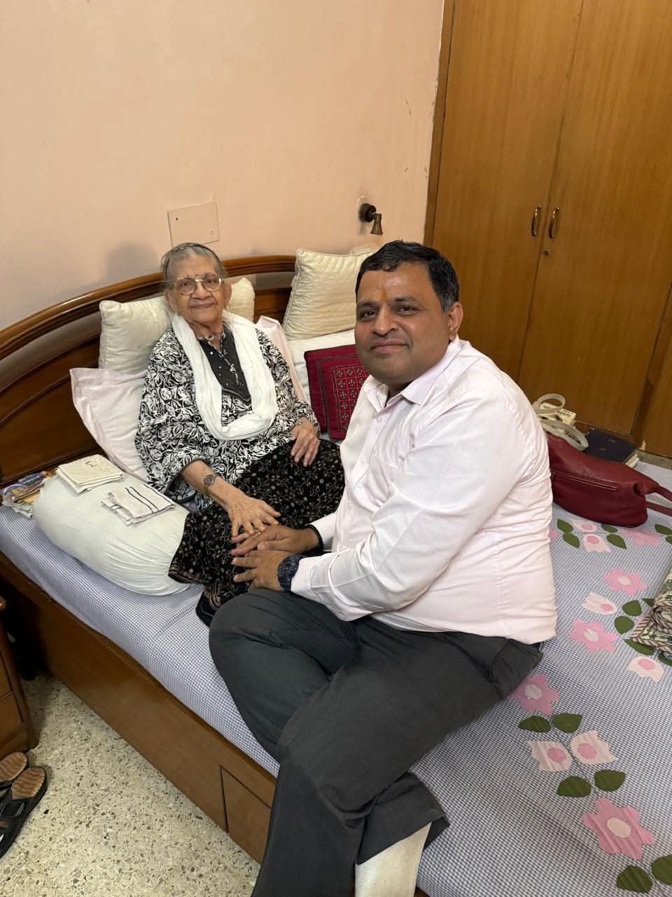 a small street between building