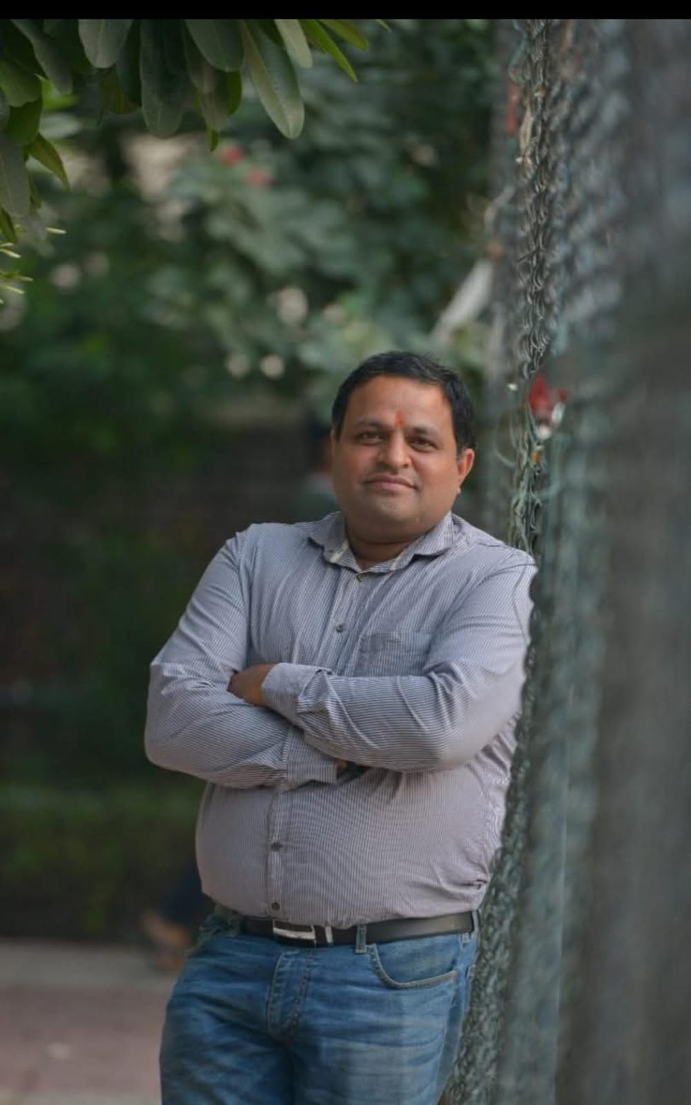 a small street between building