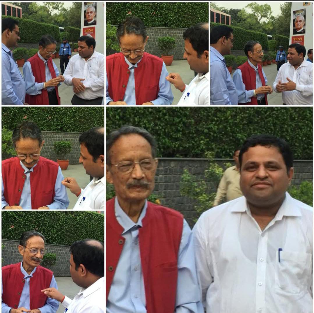 a small street between building