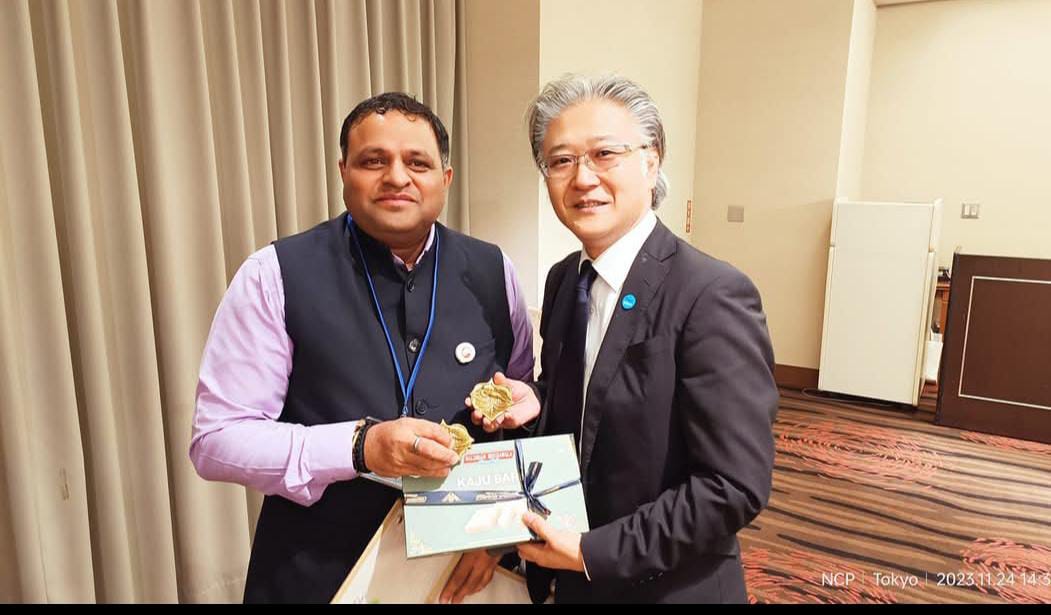 a small street between building