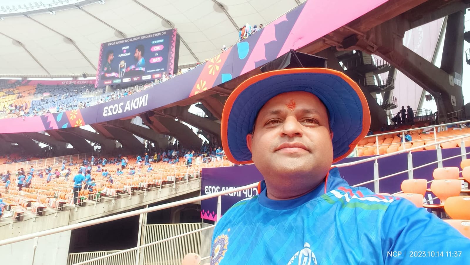 a small street between building