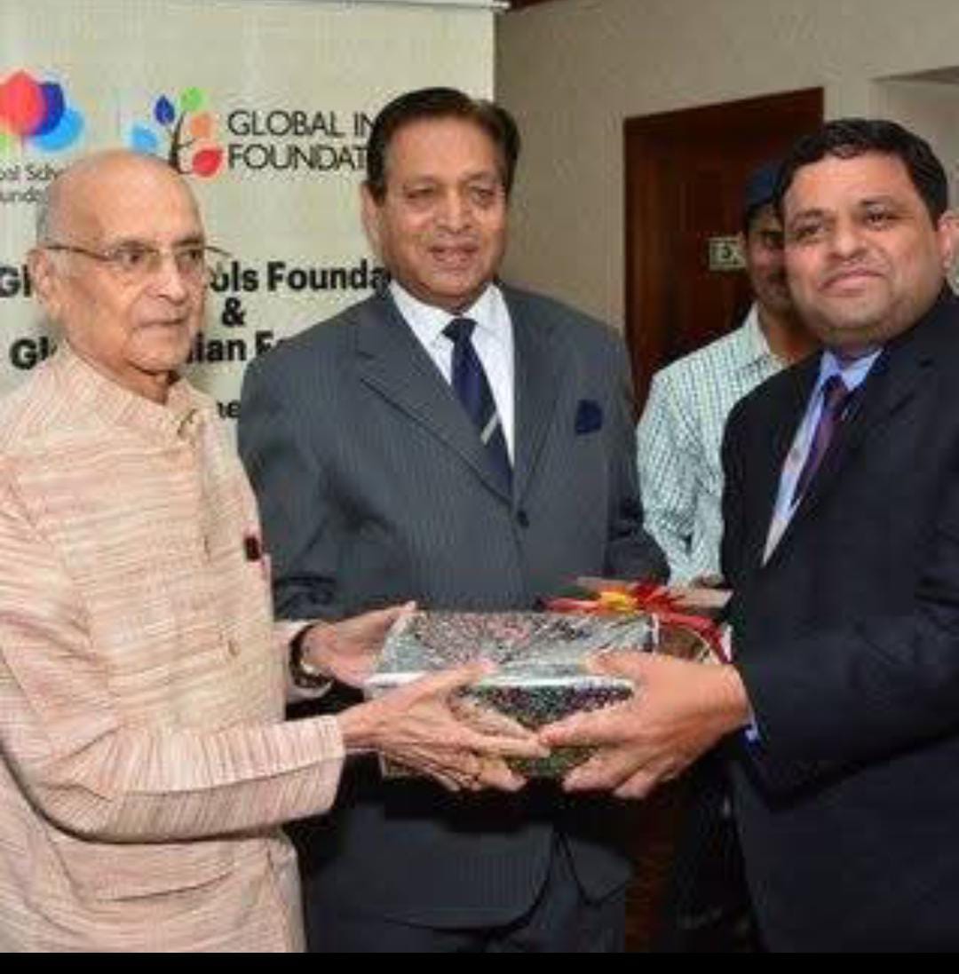 a small street between building