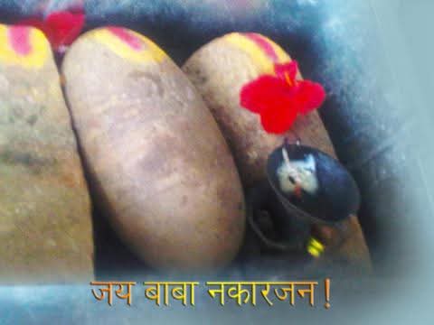 a small street between building